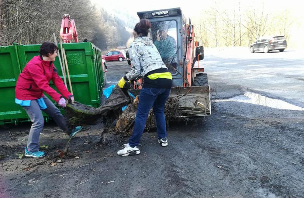 FOTO: Turistický oddiel UHLÍK zo Strečna dnes čistí parkovisko pod Domašínskym meandrom, foto 6