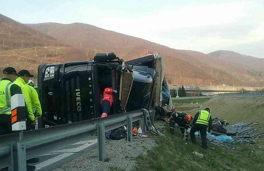 FOTO: Pod Dubnou Skalou sa prevrátil kamión, na mieste zasahujú všetky záchranné zložky, foto 3
