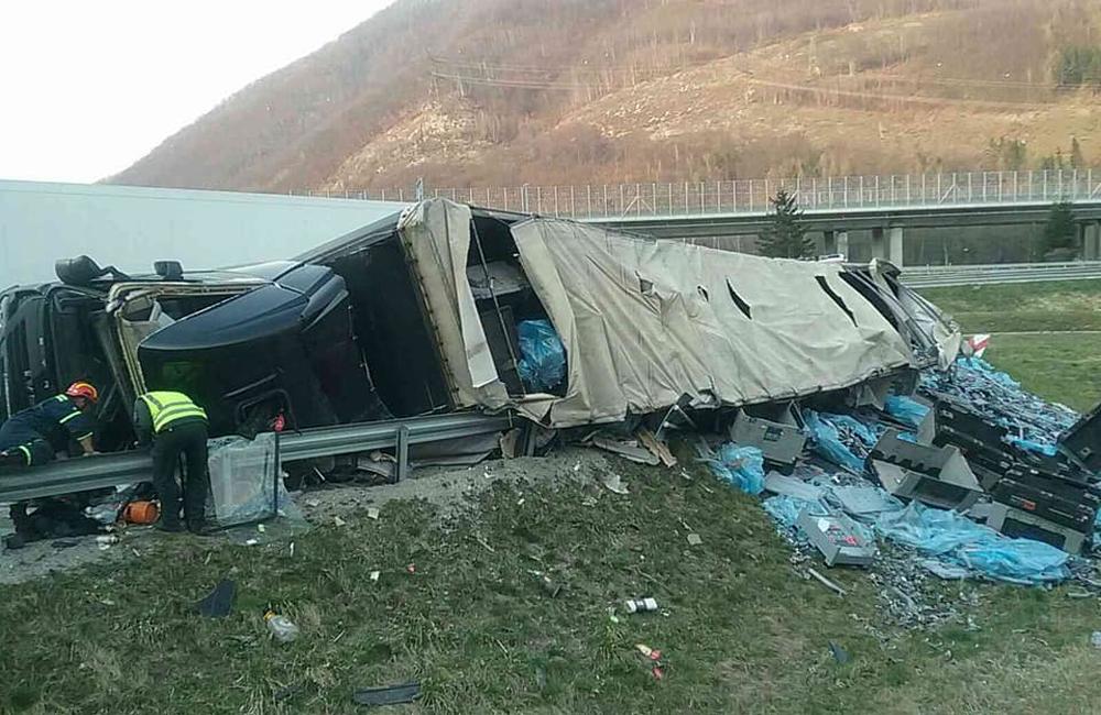 FOTO: Pod Dubnou Skalou sa prevrátil kamión, na mieste zasahujú všetky záchranné zložky, foto 4