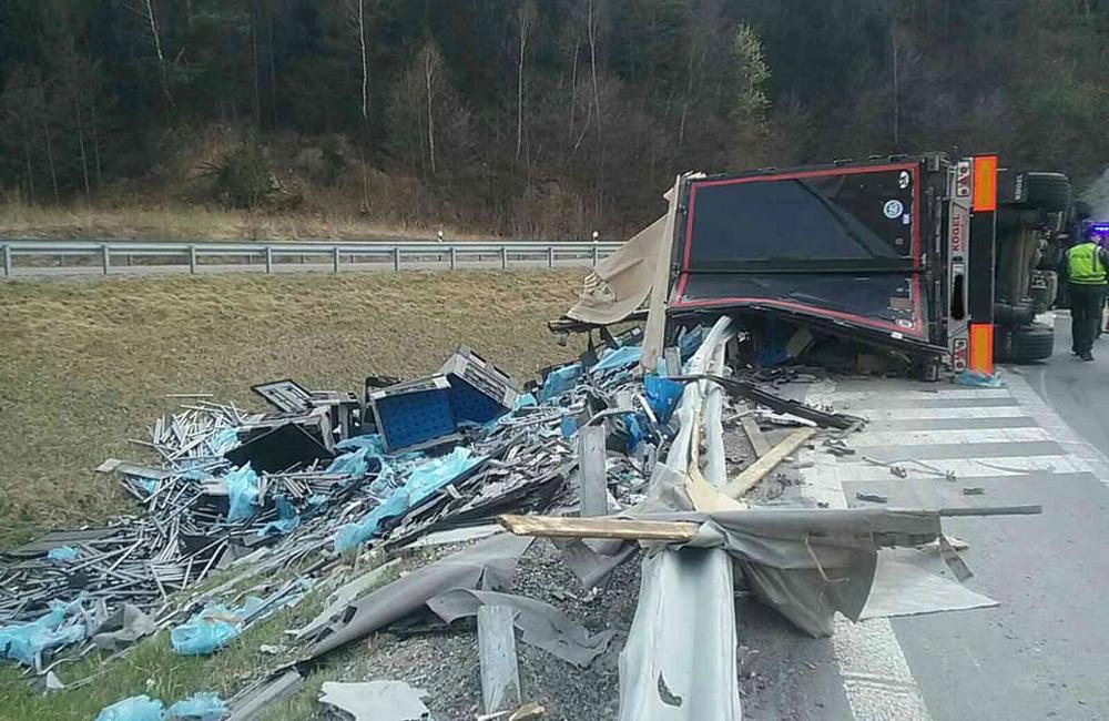 FOTO: Pod Dubnou Skalou sa prevrátil kamión, na mieste zasahujú všetky záchranné zložky, foto 6