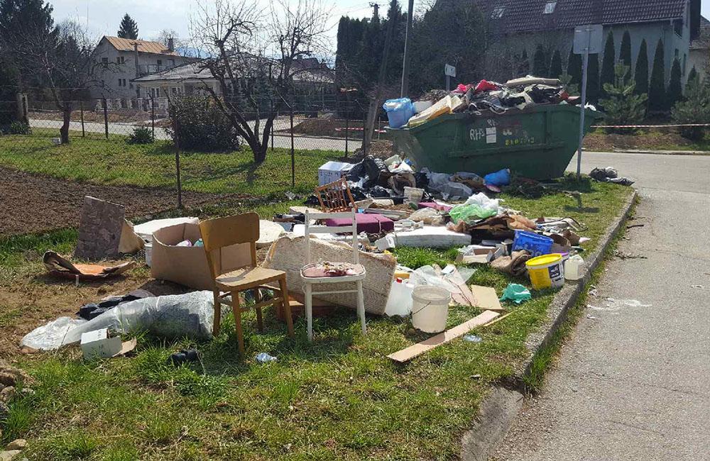 FOTO: Zber nadrozmerného odpadu v mestských častiach nestíha, v okolí stojísk je neporiadok, foto 1