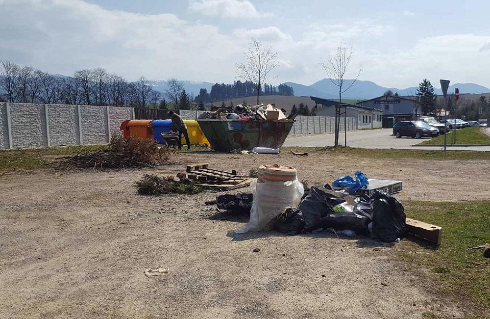 FOTO: Zber nadrozmerného odpadu v mestských častiach nestíha, v okolí stojísk je neporiadok, foto 3