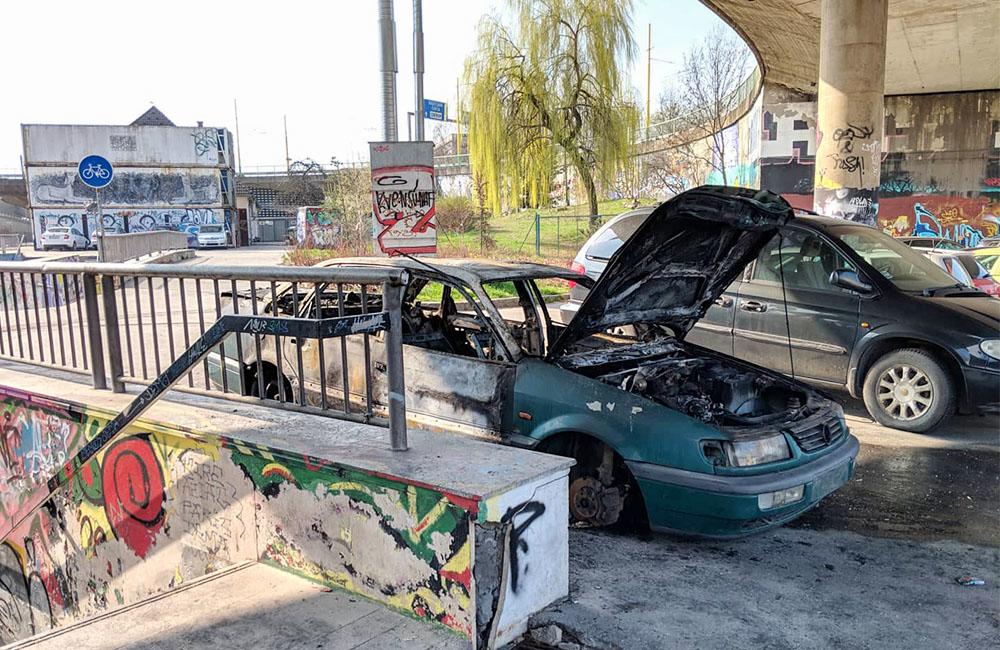 FOTO: Pod Rondlom zhorelo v noci osobné auto, prípadom sa už zaoberá polícia v Žiline, foto 1