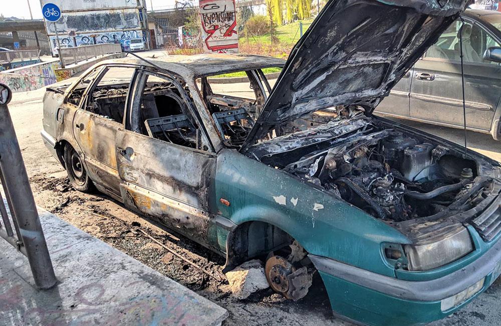 FOTO: Pod Rondlom zhorelo v noci osobné auto, prípadom sa už zaoberá polícia v Žiline, foto 2