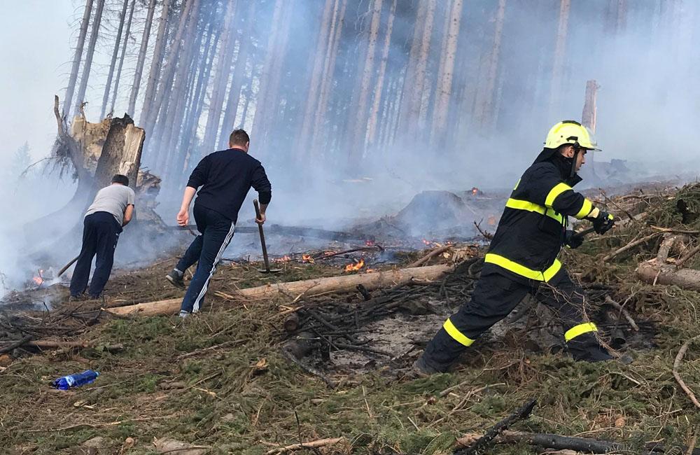 FOTO: Na Kysuciach horia lesy, zasahuje množstvo profesionálnych aj dobrovoľných hasičov, foto 2