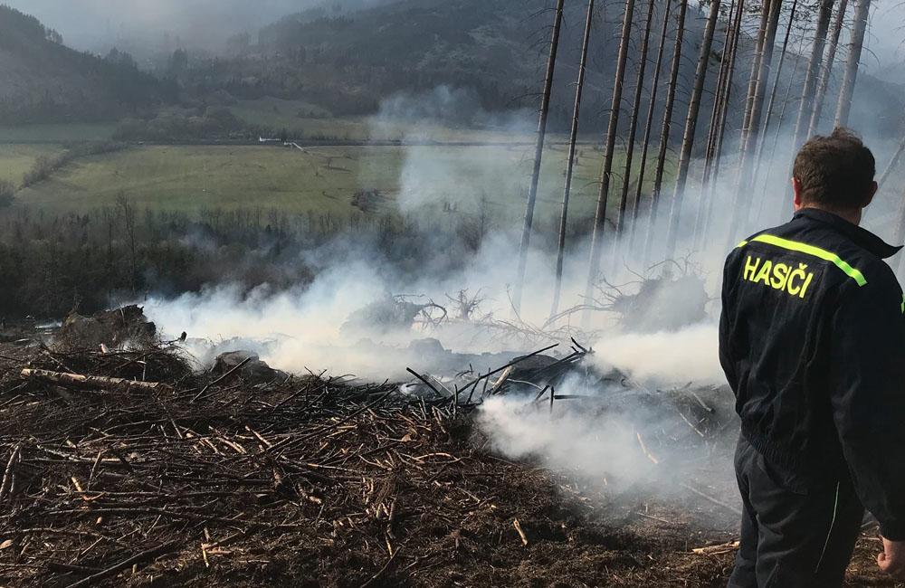 FOTO: Na Kysuciach horia lesy, zasahuje množstvo profesionálnych aj dobrovoľných hasičov, foto 5