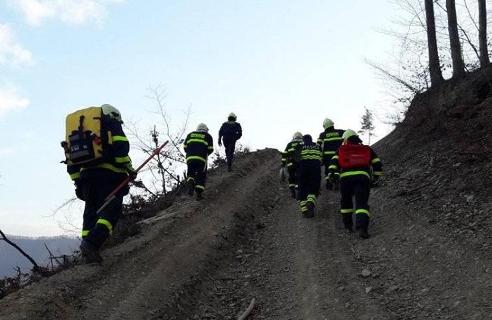 FOTO: Na Kysuciach horia lesy, zasahuje množstvo profesionálnych aj dobrovoľných hasičov, foto 9