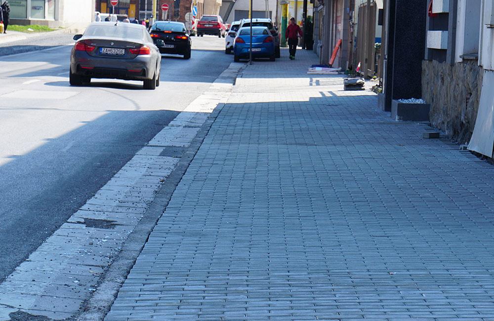FOTO: V centre mesta rekonštruujú chodníky, povrchová úprava je zo zámkovej dlažby, foto 2