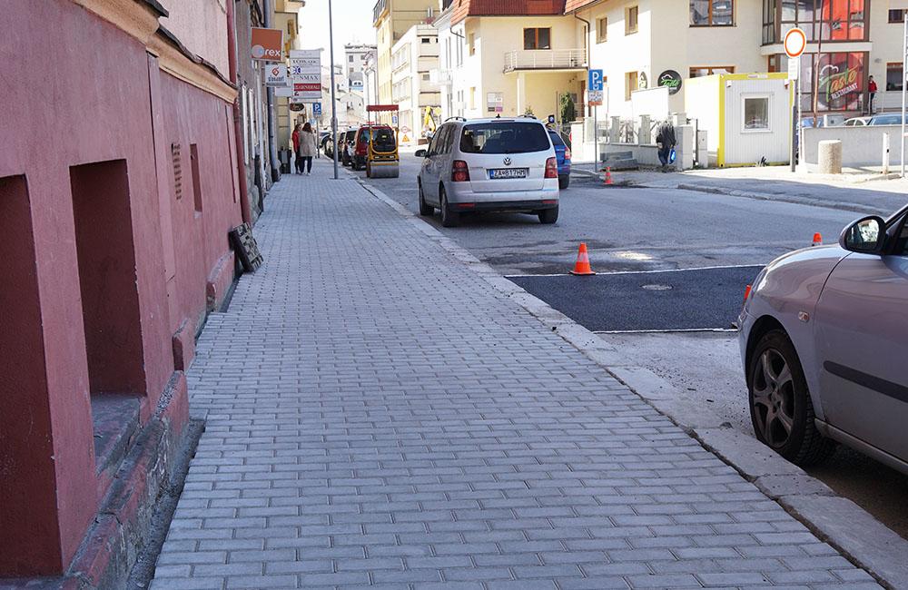 FOTO: V centre mesta rekonštruujú chodníky, povrchová úprava je zo zámkovej dlažby, foto 6