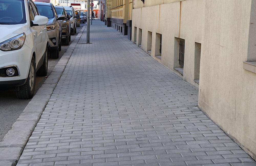 FOTO: V centre mesta rekonštruujú chodníky, povrchová úprava je zo zámkovej dlažby, foto 11