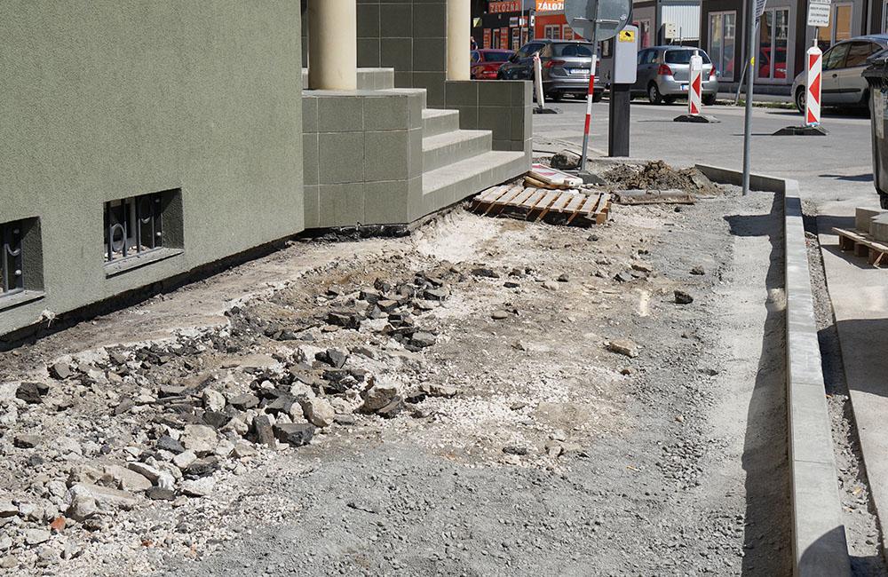 FOTO: V centre mesta rekonštruujú chodníky, povrchová úprava je zo zámkovej dlažby, foto 7