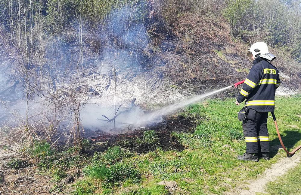 Požiar trávy a kríkov pri Rosinskej ceste 15.4.2019, foto 3