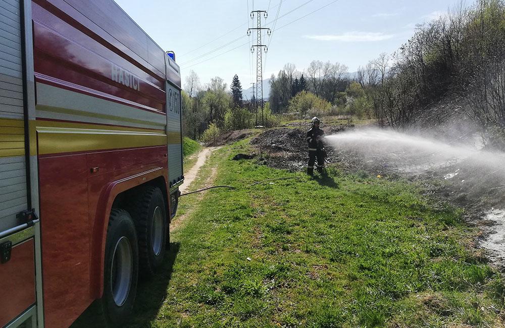 Požiar trávy a kríkov pri Rosinskej ceste 15.4.2019, foto 2