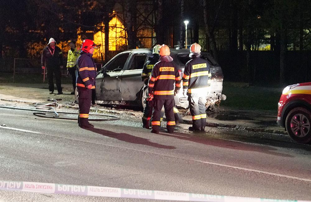 Požiar osobného auta značky BMW na Rosinskej ceste 16.4.2019, foto 1