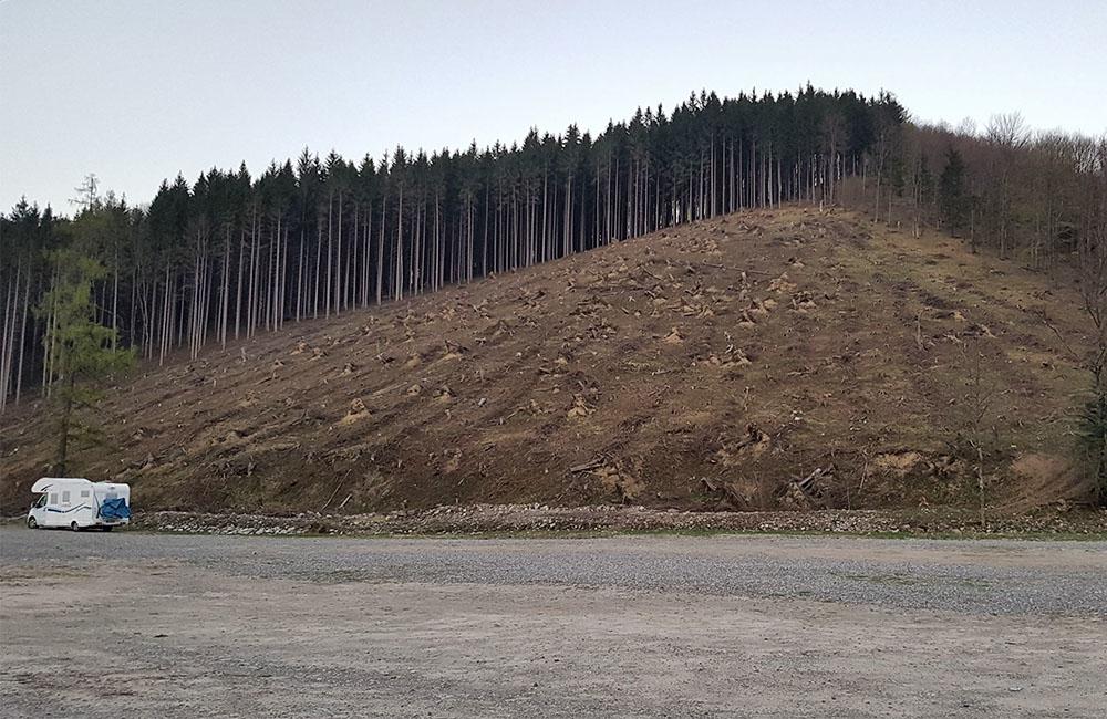 FOTO: Smutný pohľad na Vrátnu dolinu, namiesto lesov už len prázdne kopce, foto 3