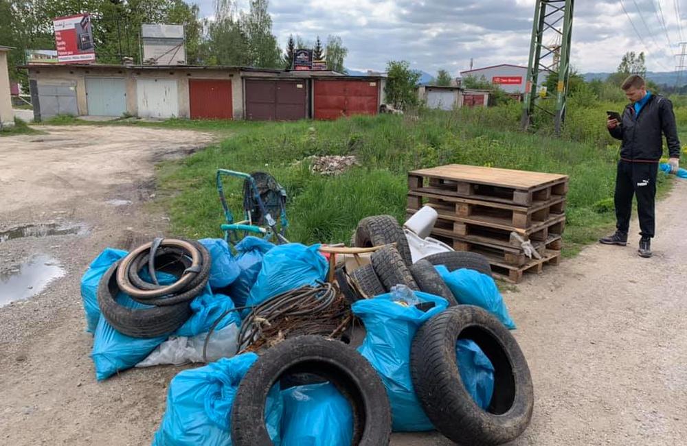 FOTO: Dobrovoľníci v mestskej časti Bánová čistili okolie Rajčanky od odpadkov, foto 1