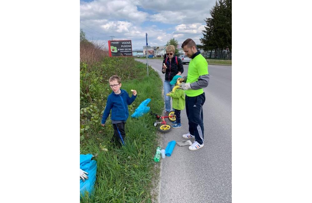 FOTO: Dobrovoľníci v mestskej časti Bánová čistili okolie Rajčanky od odpadkov, foto 5