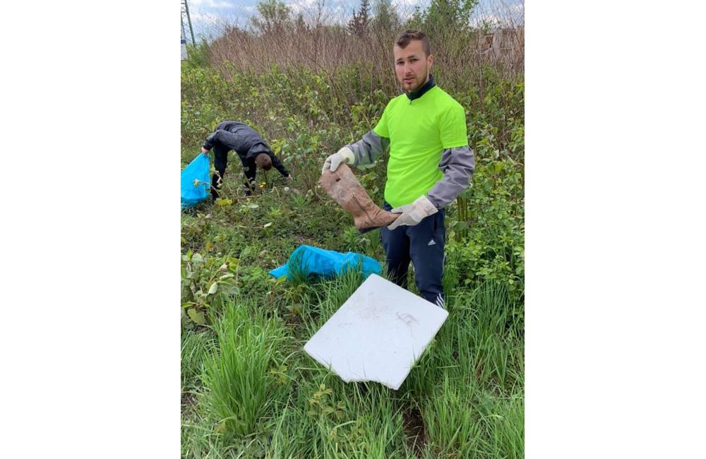 FOTO: Dobrovoľníci v mestskej časti Bánová čistili okolie Rajčanky od odpadkov, foto 7