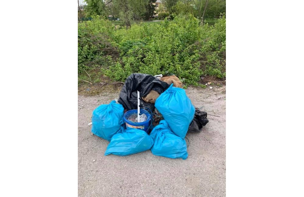 FOTO: Dobrovoľníci v mestskej časti Bánová čistili okolie Rajčanky od odpadkov, foto 9