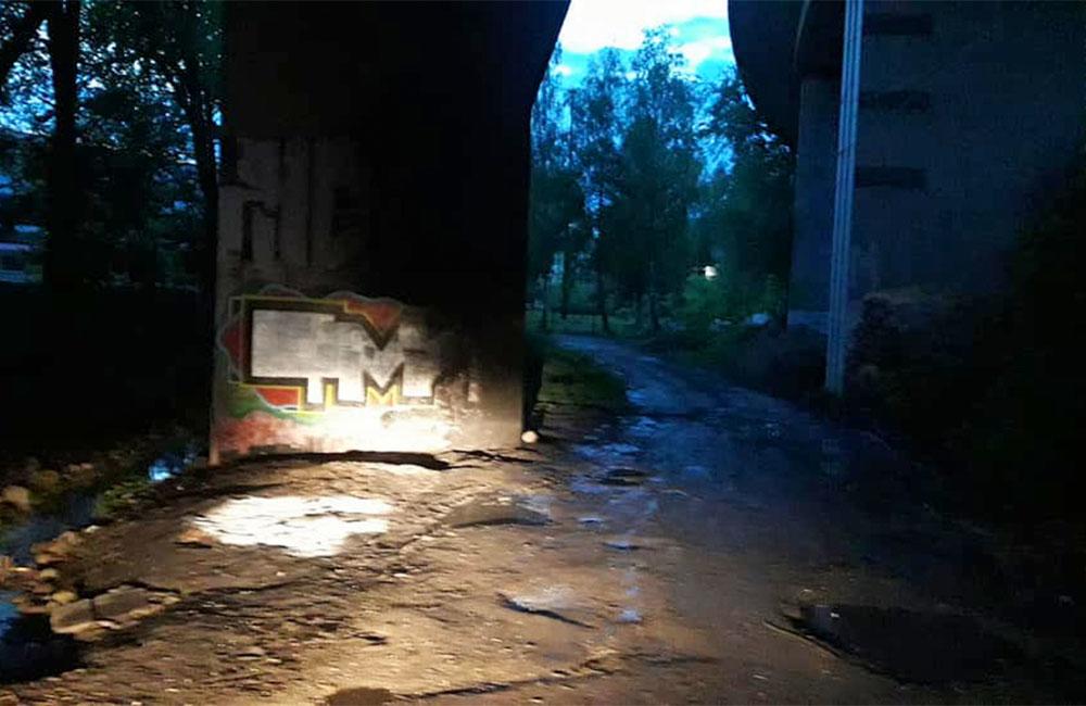 Neznáma osoba znečistila povodie potoka Frambor pod žilinskou estakádou, foto 1