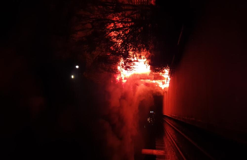 Počas noci zhorela sála S2 na Stanici Žilina-Záriečie, Rondel je spustený v polovičnom profile, foto 1