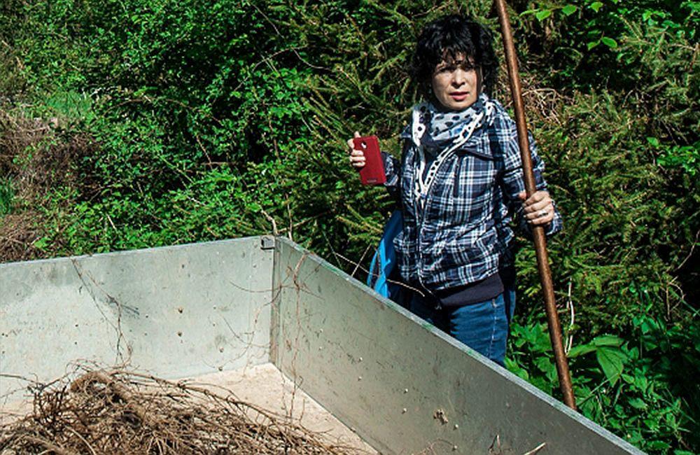 Záhradkári a dobrovoľníci čistili okraj žilinského lesoparku od bioodpadu, foto 13