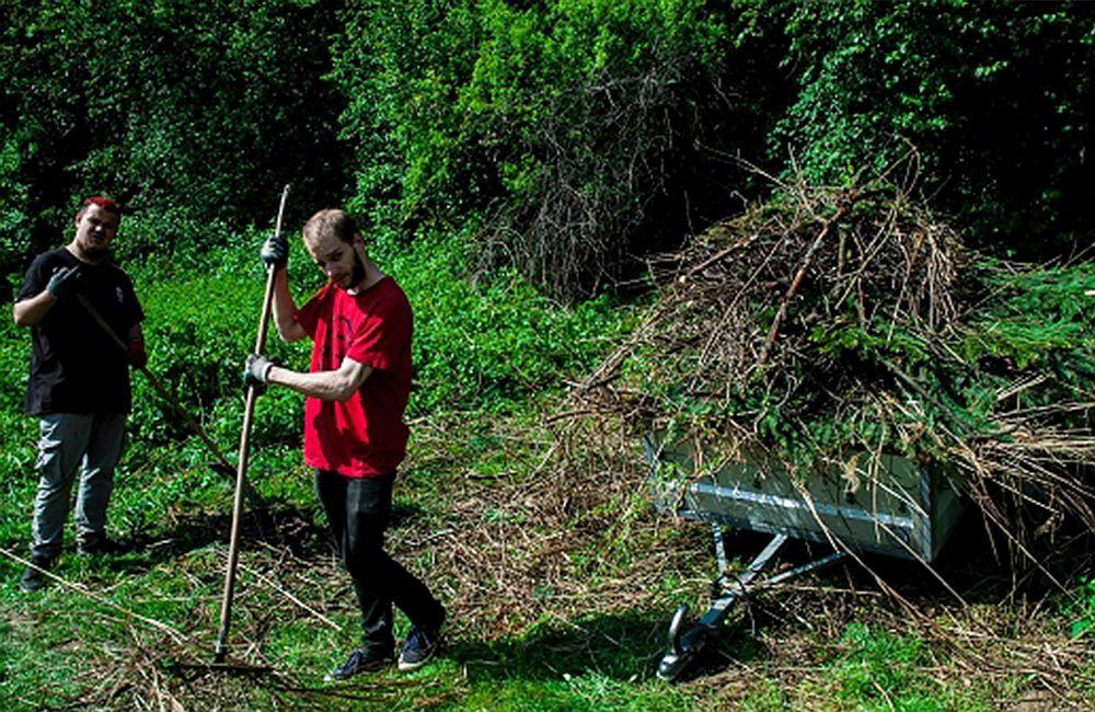 Záhradkári a dobrovoľníci čistili okraj žilinského lesoparku od bioodpadu, foto 16