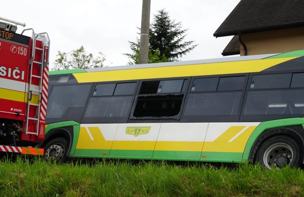 V Zádubní havaroval autobus MHD, zranených je niekoľko ľudí, foto 5