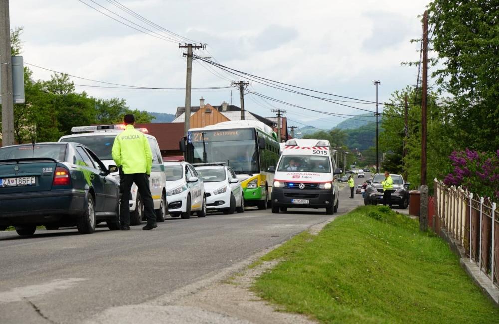 V Zádubní havaroval autobus MHD, zranených je niekoľko ľudí, foto 7
