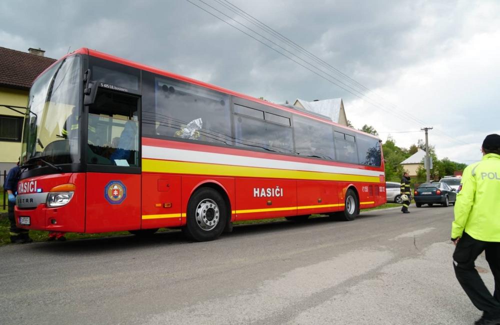 V Zádubní havaroval autobus MHD, zranených je niekoľko ľudí, foto 8