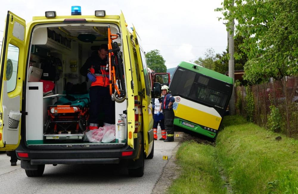 V Zádubní havaroval autobus MHD, zranených je niekoľko ľudí, foto 11
