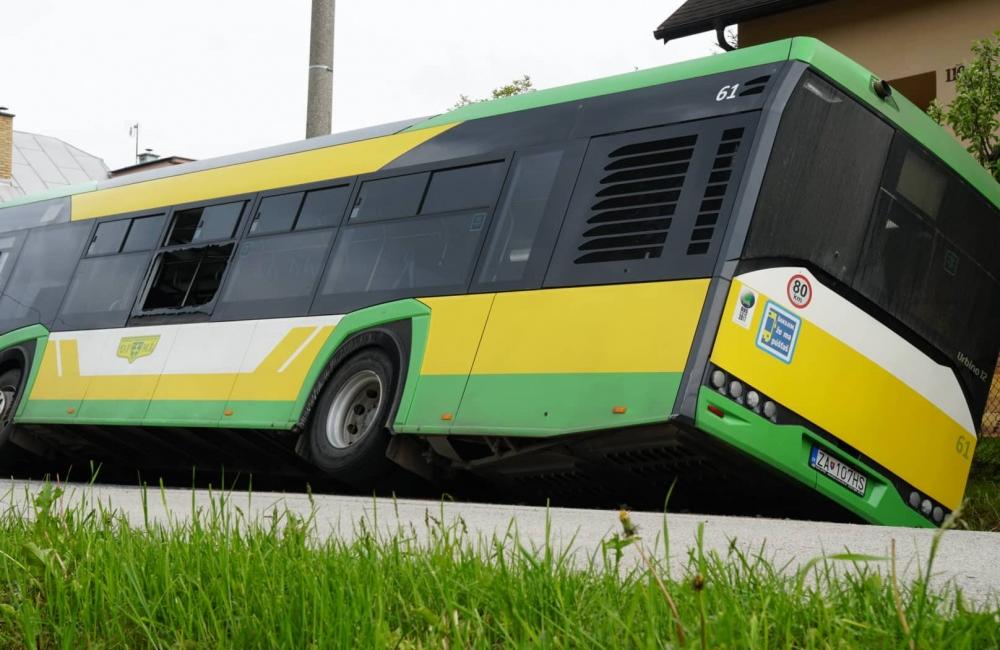 V Zádubní havaroval autobus MHD, zranených je niekoľko ľudí, foto 14