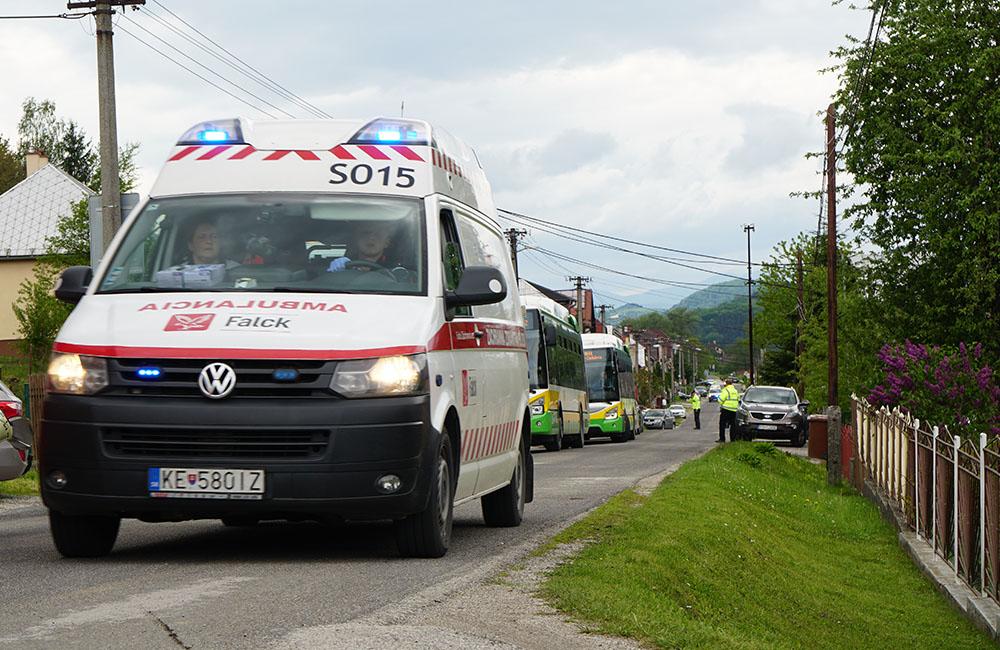 V Zádubní havaroval autobus MHD, zranených je niekoľko ľudí, foto 16