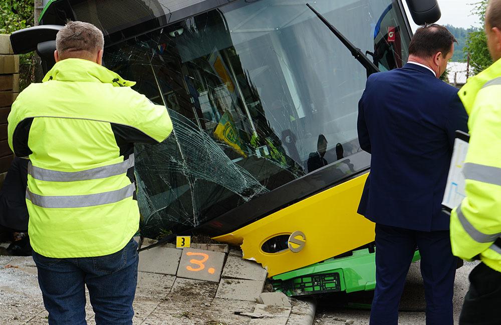 V Zádubní havaroval autobus MHD, zranených je niekoľko ľudí, foto 17