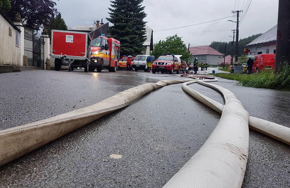 FOTO: V obci Kotešová vytopilo rodinné domy, hasiči pomáhajú pri odčerpávaní vody, foto 2