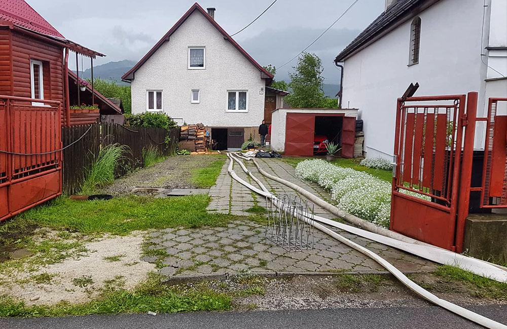 FOTO: V obci Kotešová vytopilo rodinné domy, hasiči pomáhajú pri odčerpávaní vody, foto 7