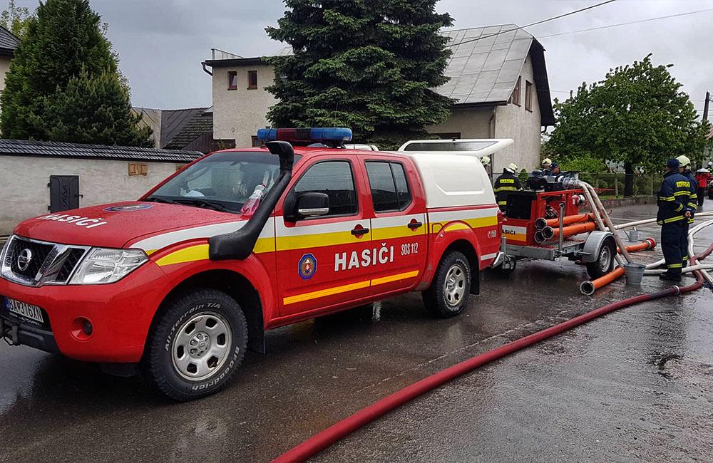 FOTO: V obci Kotešová vytopilo rodinné domy, hasiči pomáhajú pri odčerpávaní vody, foto 3