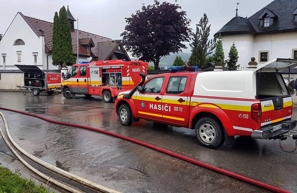 FOTO: V obci Kotešová vytopilo rodinné domy, hasiči pomáhajú pri odčerpávaní vody, foto 4