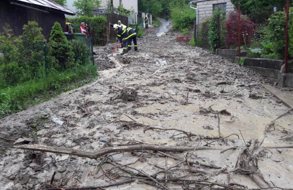FOTO: V mestskej časti Vranie došlo k zosuvu pôdy, niektoré ulice sú neprejazdné, zasahujú aj hasiči, foto 4