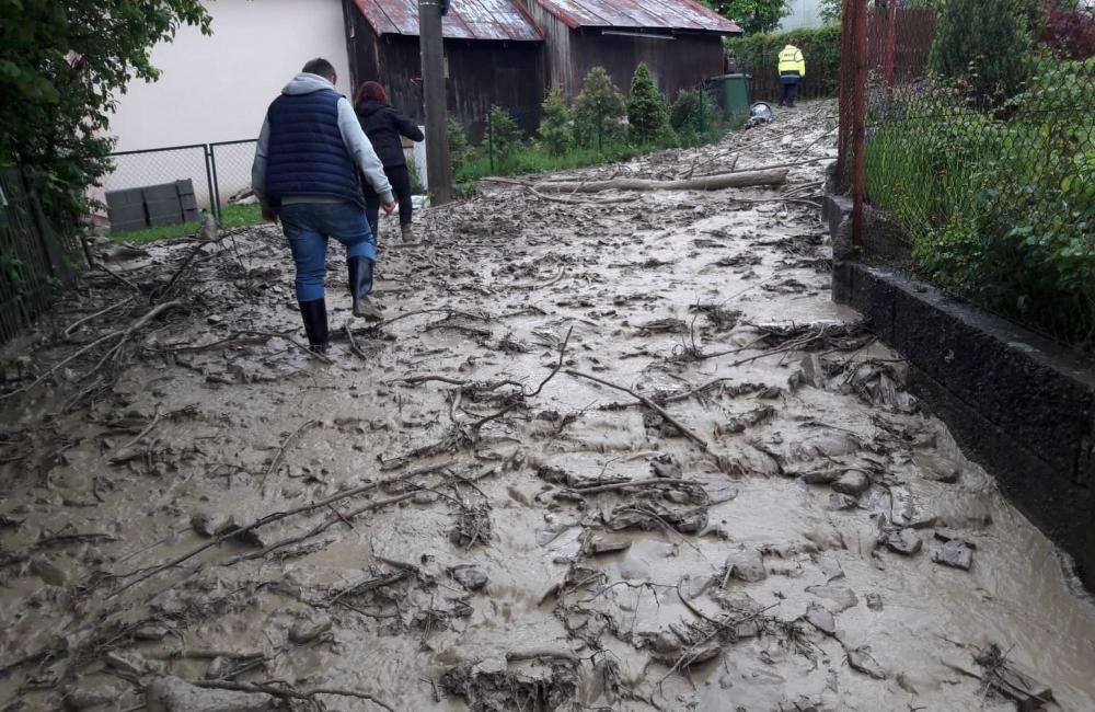 FOTO: V mestskej časti Vranie došlo k zosuvu pôdy, niektoré ulice sú neprejazdné, zasahujú aj hasiči, foto 3