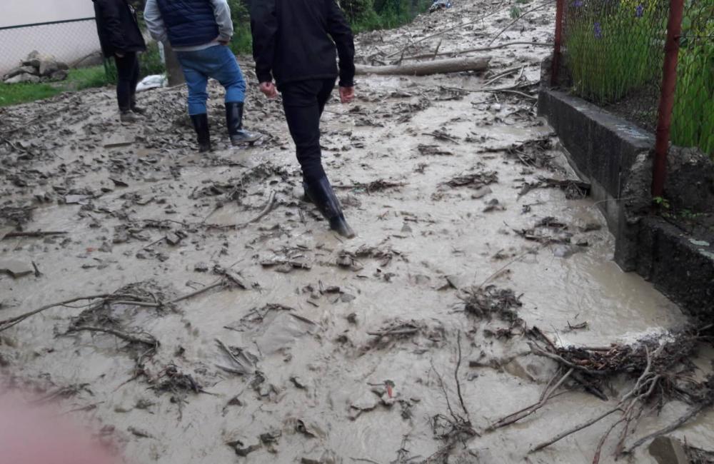 FOTO: V mestskej časti Vranie došlo k zosuvu pôdy, niektoré ulice sú neprejazdné, zasahujú aj hasiči, foto 6