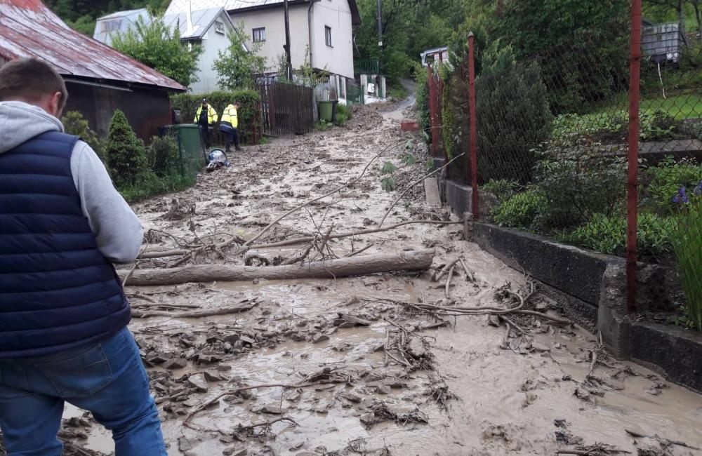 FOTO: V mestskej časti Vranie došlo k zosuvu pôdy, niektoré ulice sú neprejazdné, zasahujú aj hasiči, foto 1