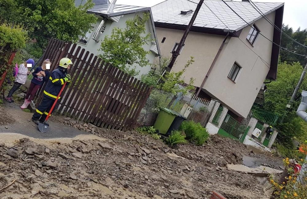 FOTO: V mestskej časti Vranie došlo k zosuvu pôdy, niektoré ulice sú neprejazdné, zasahujú aj hasiči, foto 8