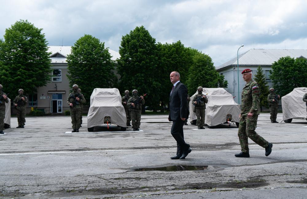 FOTO: Elitný 5. pluk špeciálneho určenia v Žiline dnes slávnostne prevzal od ministra 18 štvorkoliek, foto 7