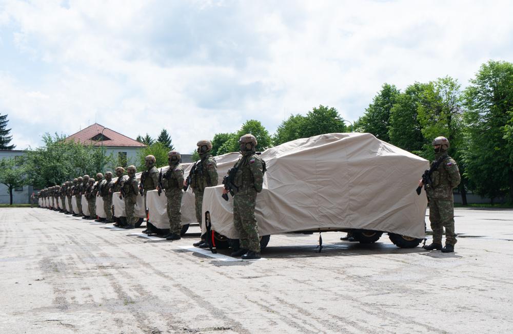 FOTO: Elitný 5. pluk špeciálneho určenia v Žiline dnes slávnostne prevzal od ministra 18 štvorkoliek, foto 4