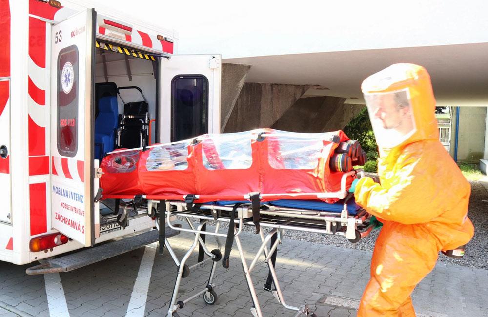 FOTO: V žilinskej nemocnici prebiehal nácvik postupu pri nebezpečnej nákaze MERS, foto 1