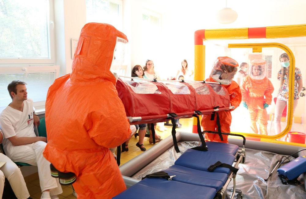 FOTO: V žilinskej nemocnici prebiehal nácvik postupu pri nebezpečnej nákaze MERS, foto 4