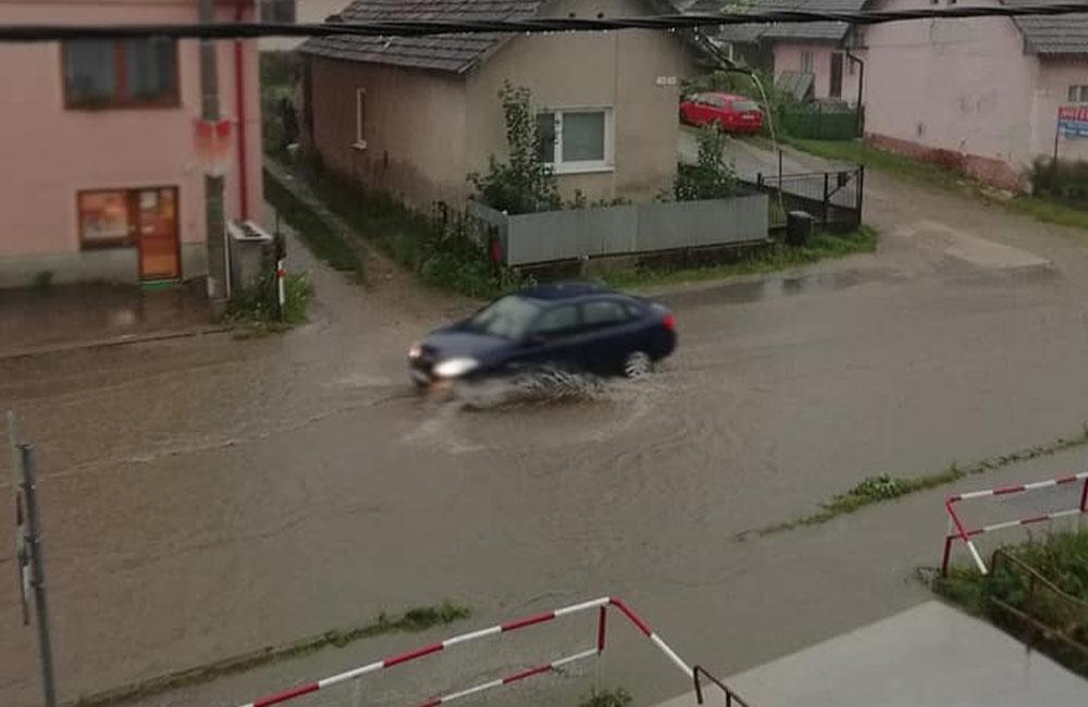 FOTO: Hlavná ulica v Bytčici je po daždi pod vodou, foto 2