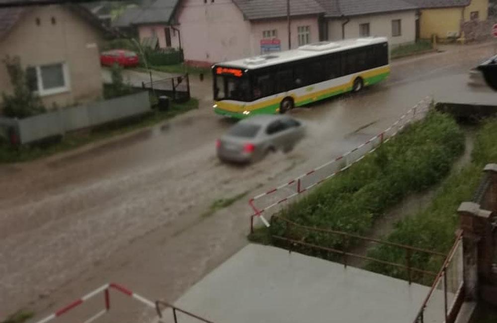 FOTO: Hlavná ulica v Bytčici je po daždi pod vodou, foto 3