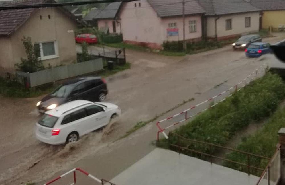 FOTO: Hlavná ulica v Bytčici je po daždi pod vodou, foto 5